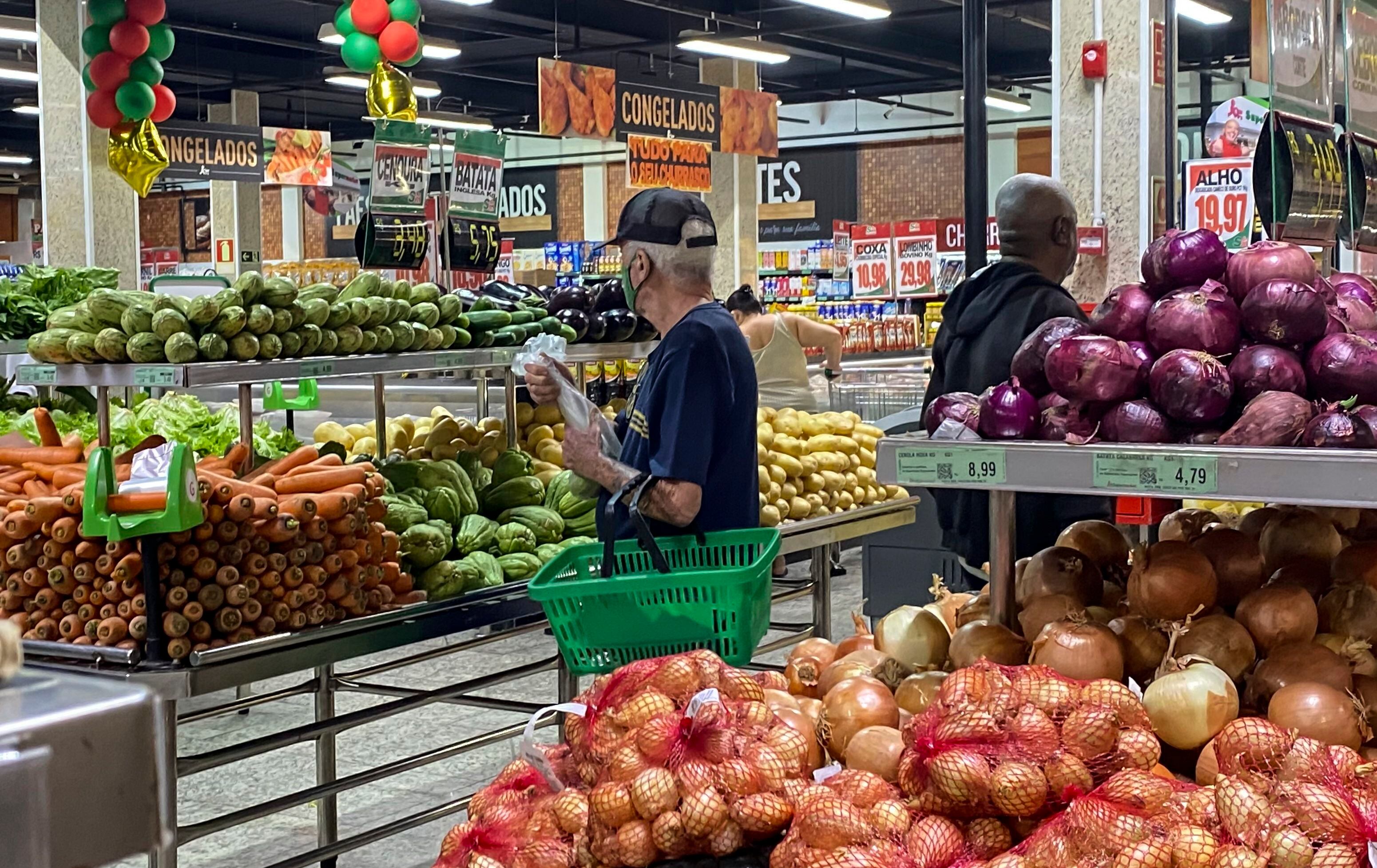 Seleccionar verduras para tener una vida más saludable en cada compra en el supermercado (EFE/Antonio Lacerda)
