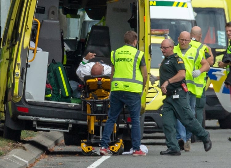 Un herido es cargado en un ambulancia tras el ataque (Reuters/ SNPA/ Martin Hunter)