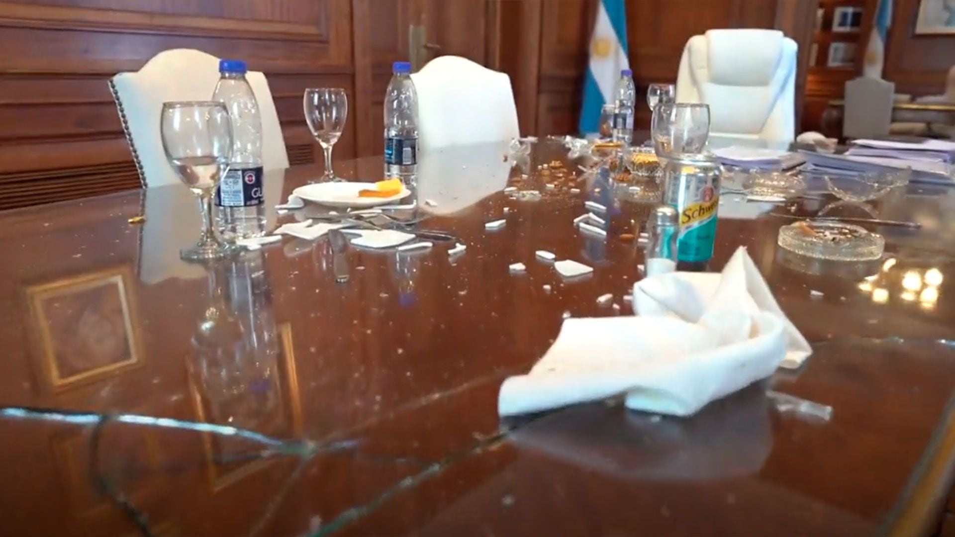 Cristina Kirchner showed her office destroyed 1920