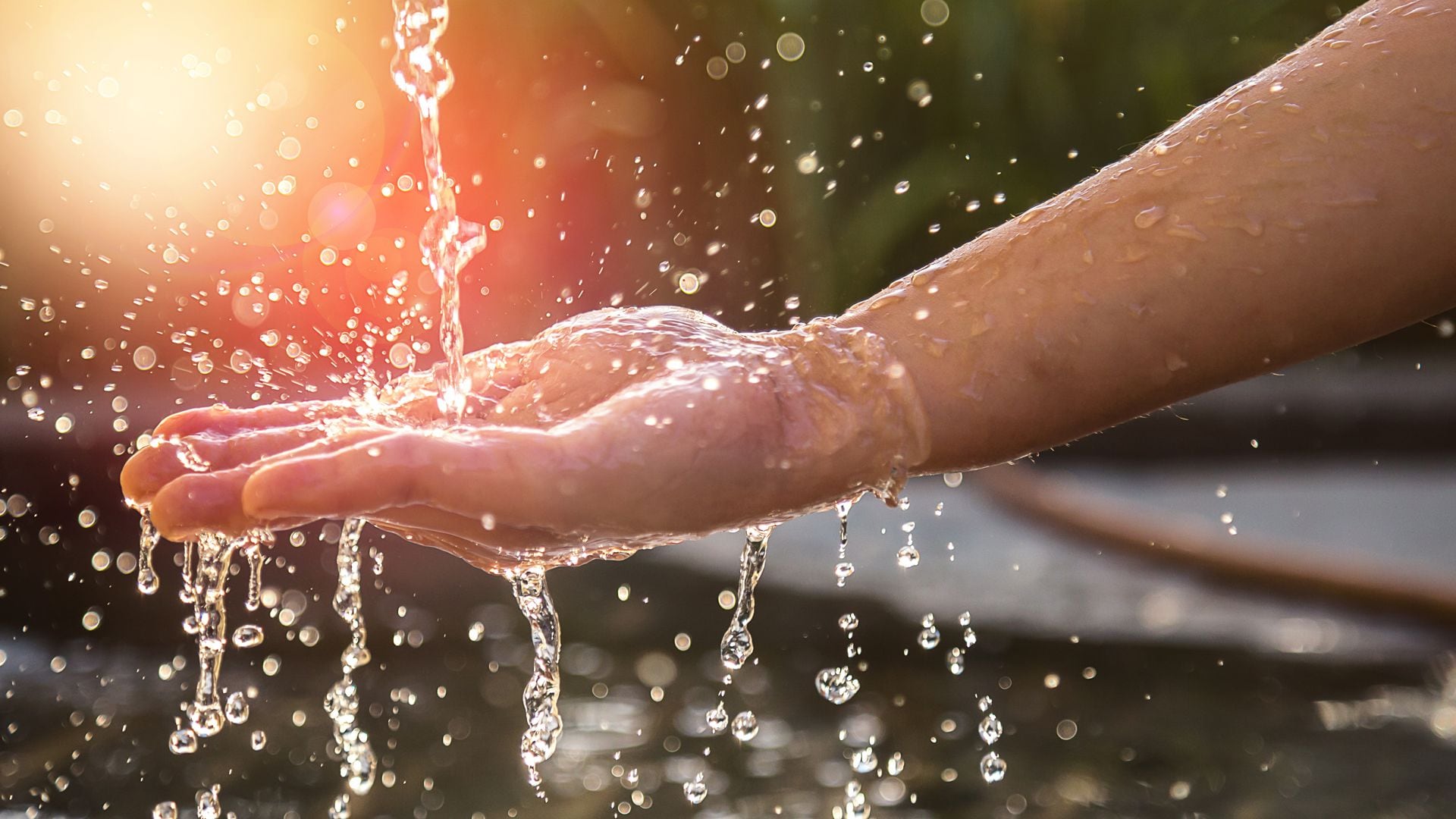 Aspectos externos, desde el agua potable hasta el saneamiento, afectan cómo las personas comen, viven y crecen (Getty)