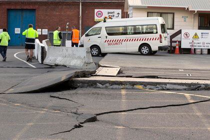 Una carretera sufre fuerte daños tras el terremoto en Wellington