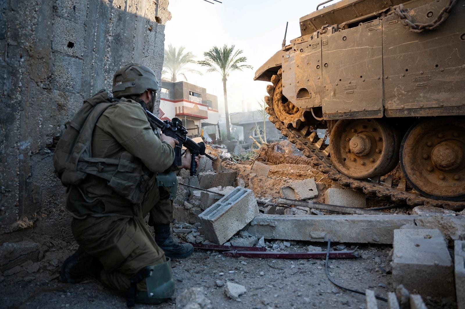 Un soldado israelí opera en la Franja de Gaza, en medio del conflicto en curso entre Israel y el grupo terrorista palestino Hamas, en esta foto distribuida publicada el 20 de diciembre de 2023. Fuerzas de Defensa de Israel/Handout via REUTERS 