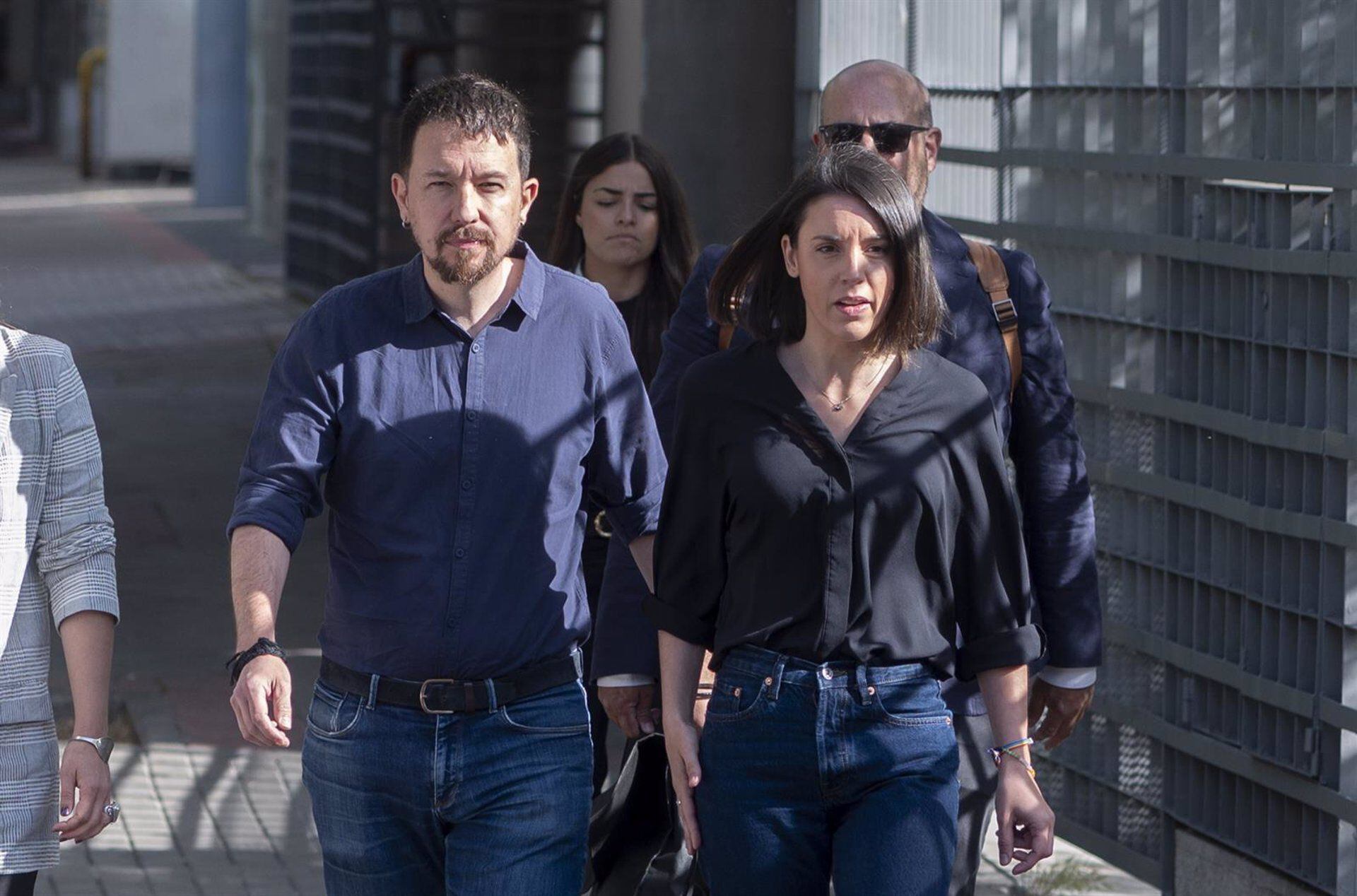 El exvicepresidente del Gobierno Pablo Iglesias, y la candidata de Podemos a las elecciones europeas, Irene Montero, a su llegada para declarar en el Juzgado de lo Penal nº 14 de Madrid, a 27 de mayo de 2024, en Madrid (España). (Alberto Ortega - Europa Press)
