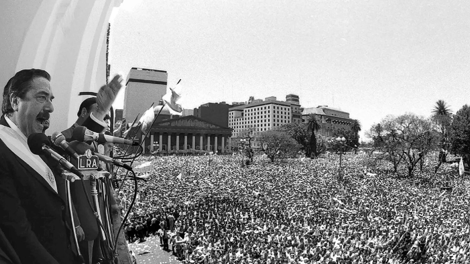 El 10 De Diciembre De 1983 La Asunción De Alfonsín Y Su Discurso Desde El Cabildo Que Dio