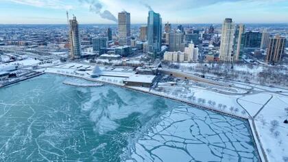 Vista aérea del centro de la ciudad cubierto de nieve, en Milwaukee, Wisconsin, Estados Unidos, el 18 de enero de 2024, en esta imagen obtenida de un vídeo de las redes sociales. Isaac Rowlett Media/via REUTERS