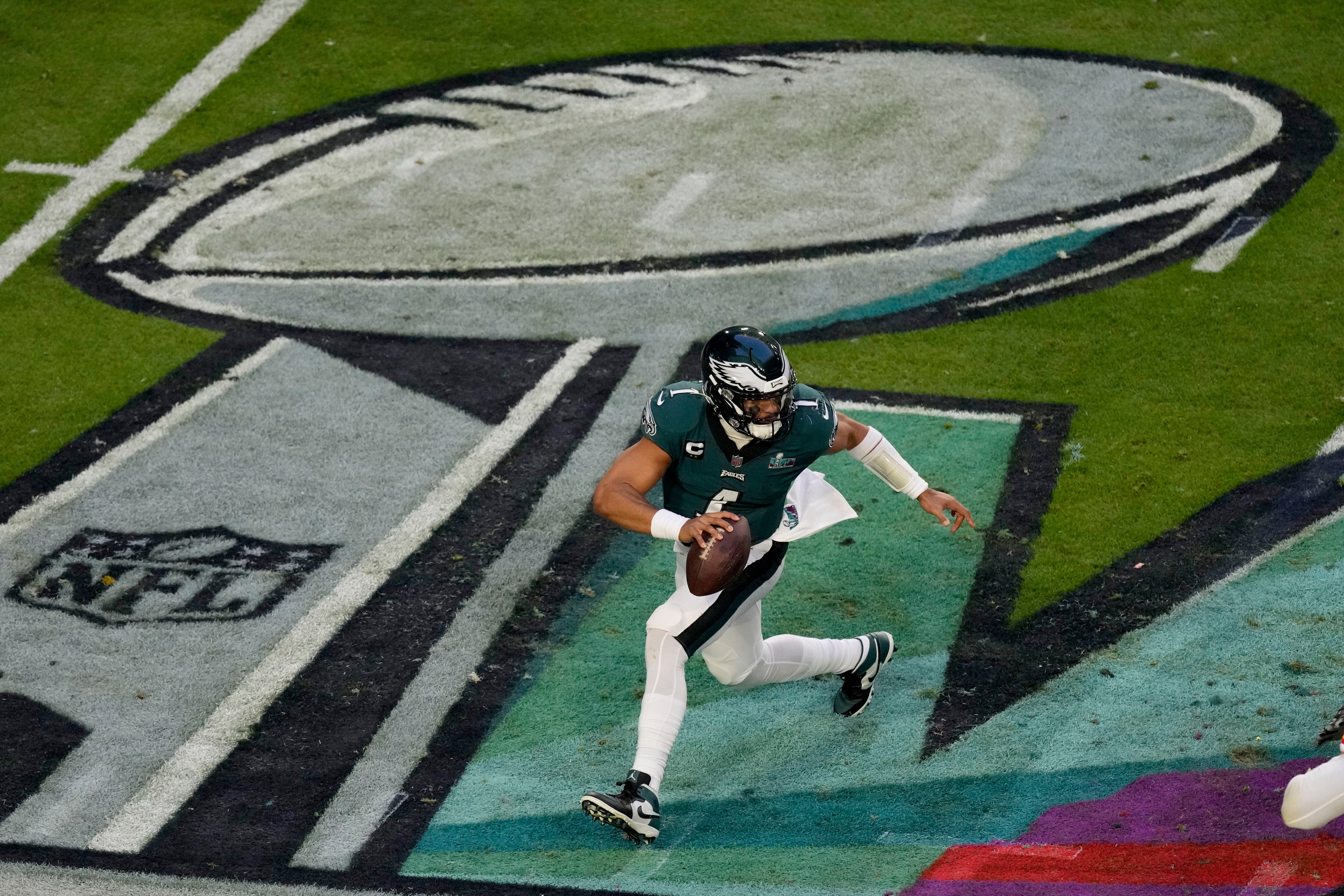 El quarterback Jalen Hurts (1) de los Eagles de Filadelfia se desplaza ante los Chiefs de Kansas City durante el primer tiempo del Super Bowl 57, en Glendale, Arizona, el domingo 12 de febrero de 2023. (AP Foto/Charlie Riedel)