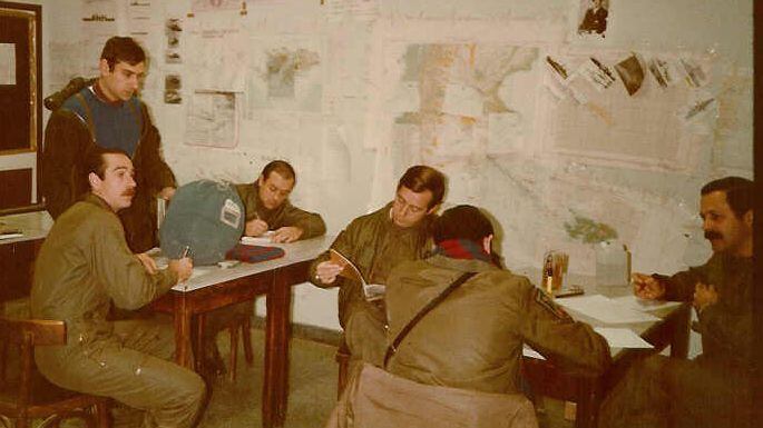 Cuenta Carballo que se les entregaba a los pilotos una "orden fragmentaria" que indicaba cuáles eran los blancos. El 23 de mayo de 1982, el oficial recibió su misión: atacar un buque dentro de la bahía San Carlos (Archivo DEF)