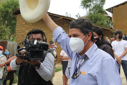 Foto de Archivo: Pedro Castillo del partido Perú Libre saluda a los medios después de emitir su voto, afuera de un colegio electoral en Cajamarca, Perú 11 de abril de 2021. Vidal Tarqui/ANDINA/Folleto vía REUTERS  ESTA IMAGEN HA SIDO SUMINISTRADA POR UN TERCERO.