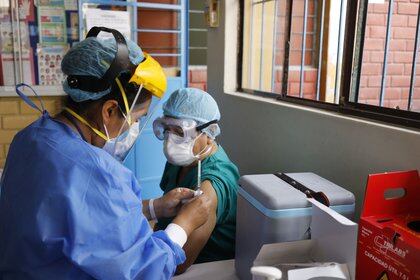 21/02/2021 Una trabajadora sanitaria recibe la vacuna Sinopharm en Perú. La conservación de esta vacuna es mucho más fácil que otras, porque es de 2 a 8 grados centígrados. MARIANA BAZO / ZUMA PRESS / CONTACTOPHOTO 