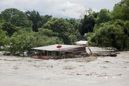 Vista general de una casa inundada en San Pedro Sula, Honduras, afectada por la tormenta tropical Eta que también provocó inundaciones y fallecimientos de personas en Costa Rica, Nicaragua, Panamá y Guatemala. 5 de noviembre de 2020. REUTERS/Jorge Cabrera
