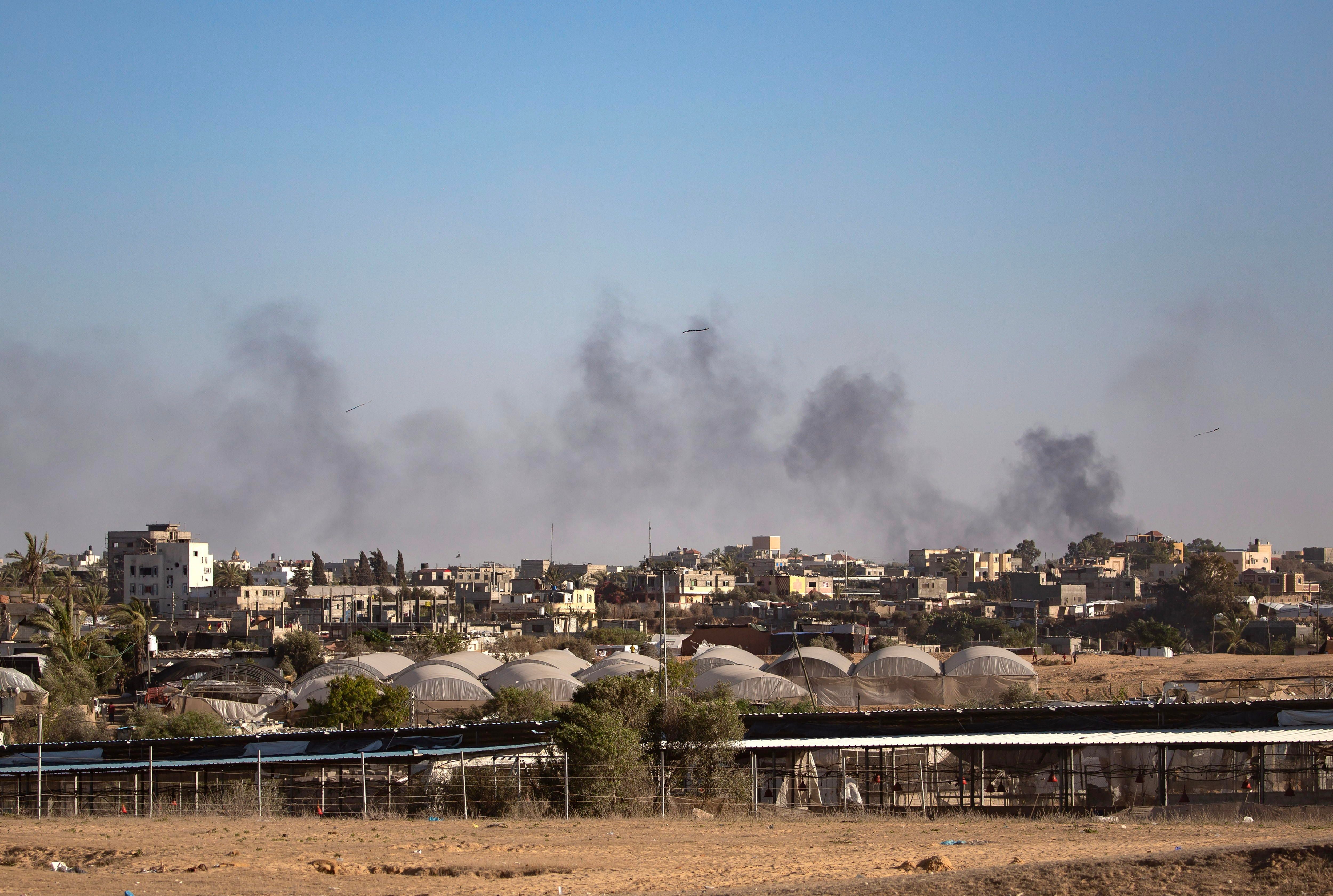 El humo se eleva tras un ataque aéreo israelí en Rafah, sur de la Franja de Gaza (EFE/EPA/HAITHAM IMAD) 