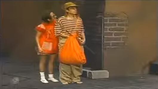 El momento preciso en el que el Chavo llega a la vecindad (Foto: captura de pantalla)