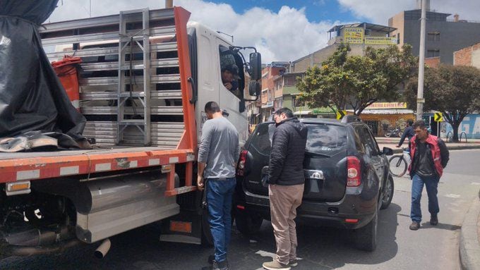 Se presenta siniestro en la localidad de Tunjuelito entre camión y automóvil la Autopista sur con calle 45A sur - crédito Bogotá Tránsito / X