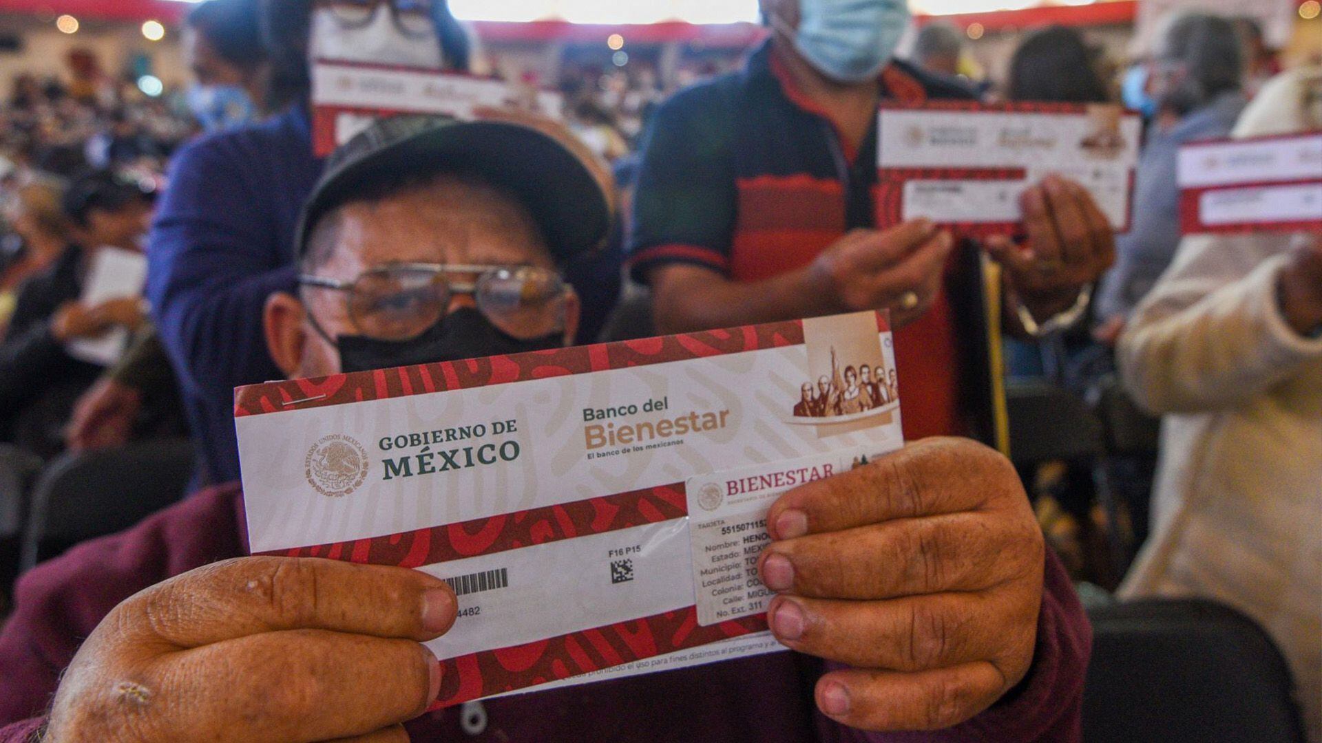 Ciudadanos de la tercera edad formados para obtener su pensión del bienestar en México.