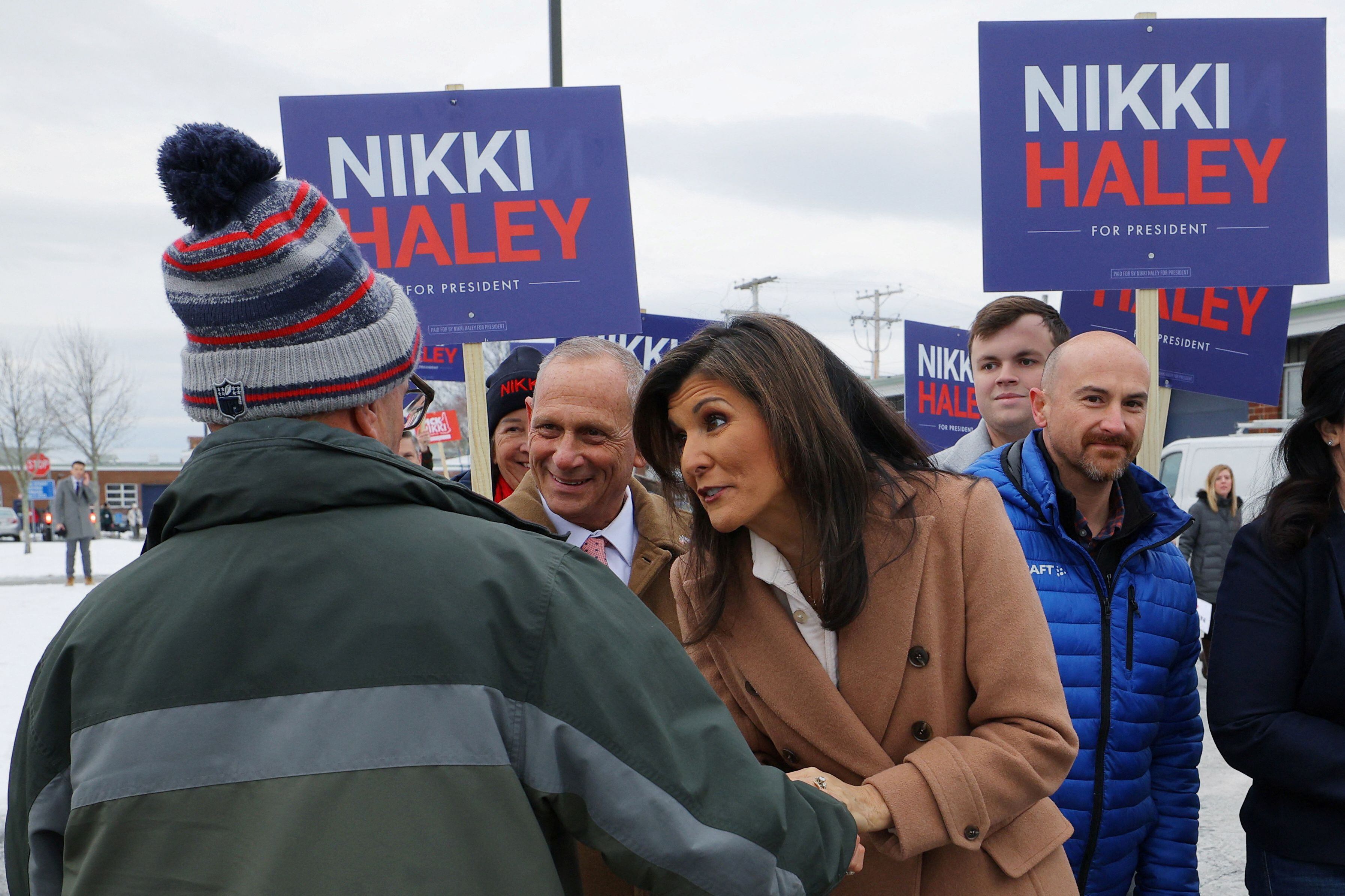 La candidata republicana Nikki Haley comenzó el día agradeciendo a votantes a fuera de uno de los centros de votación en New Hampshire, la primera elección interna luego del caucus de Iowa de la semana pasada (REUTERS/Brian Snyder)