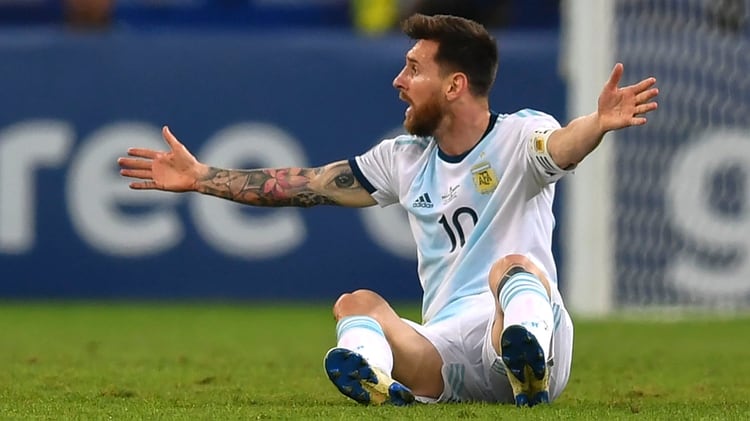 Lionel Messi protesta en el clásico ante Brasil en el estadio Mineirao (Photo by Pedro UGARTE / AFP)