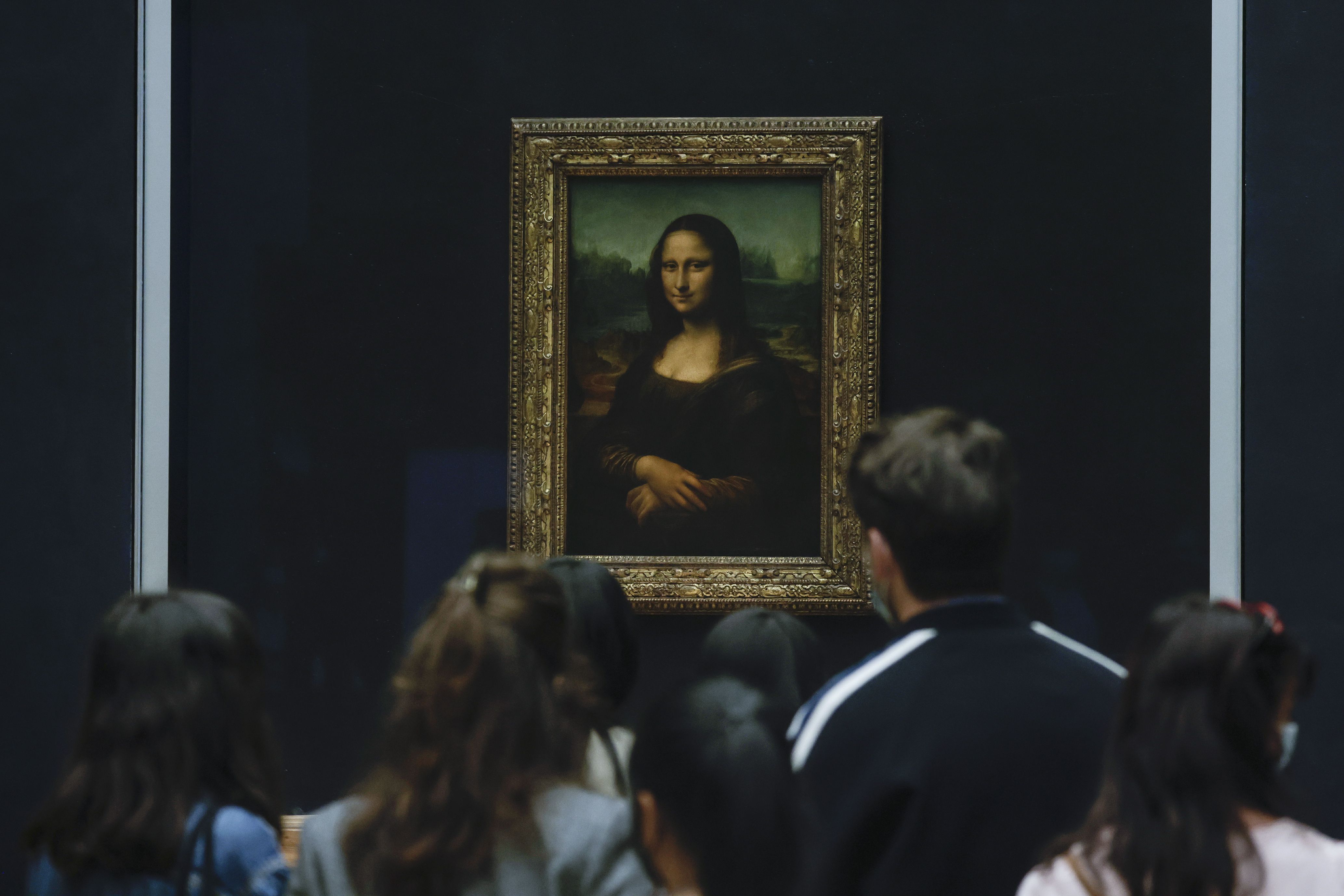 Visitantes del Museo del Louvre frente a La Gioconda de Leonardo da Vinci (EFE/EPA/YOAN VALAT) 