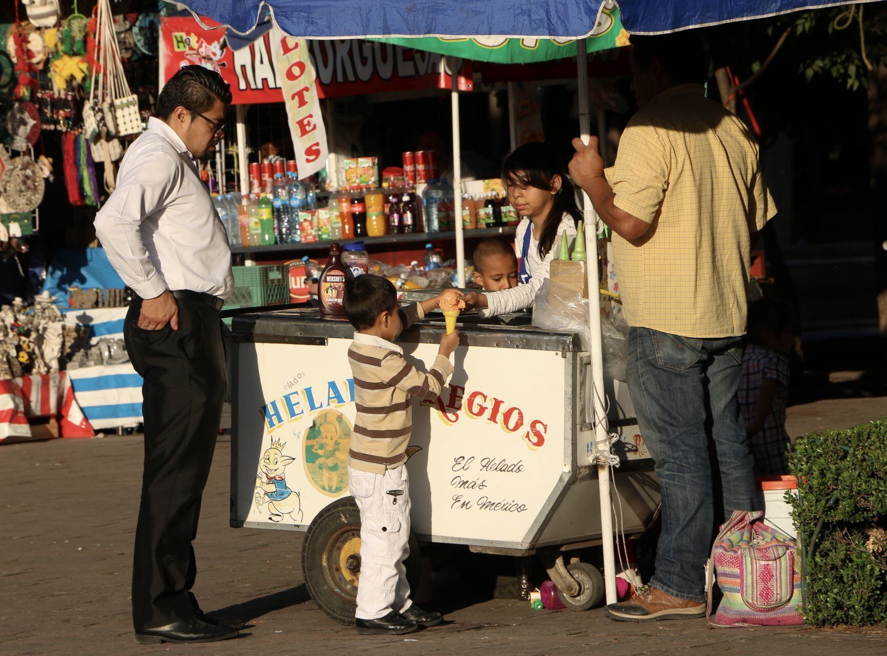 CIUDAD DE MÉXICO, 06OCTUBRE2019.- Un niño, compra un helado mientras su padre lo observa, esto en el corredor de Paseo de la Reforma. Cabe destacar que nuestro país ocupa el primer lugar en obesidad infantil, según la Encuesta Nacional de Salud y Nutrición, uno de cada tres adolescentes presenta sobrepeso u obesidad.
FOTO: ROGELIO MORALES /CUARTOSCURO.COM