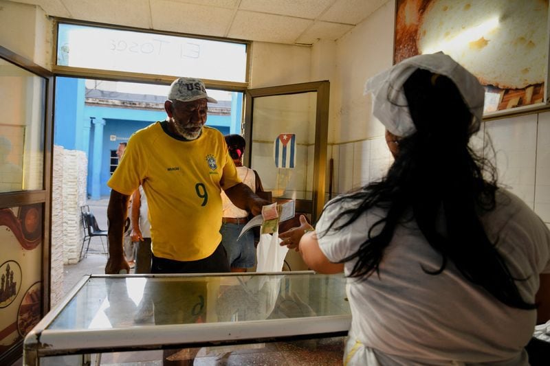 Un hombre paga en una panadería en La Habana  (REUTERS/Norlys Perez)