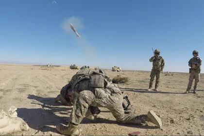 Soldados del Ejército de EEUU de la Compañía Bravo, 4.º Batallón, 9.º Regimiento de Infantería, 1.º Equipo de Combate de la Brigada Stryker, 4.ª División de Infantería realizan un ejercicio de mortero con fuego real y armas servidas por tripulación en Irak Al Base Aérea de Asad. POLITICA 
Europa Press/Contacto/U.S. Army
