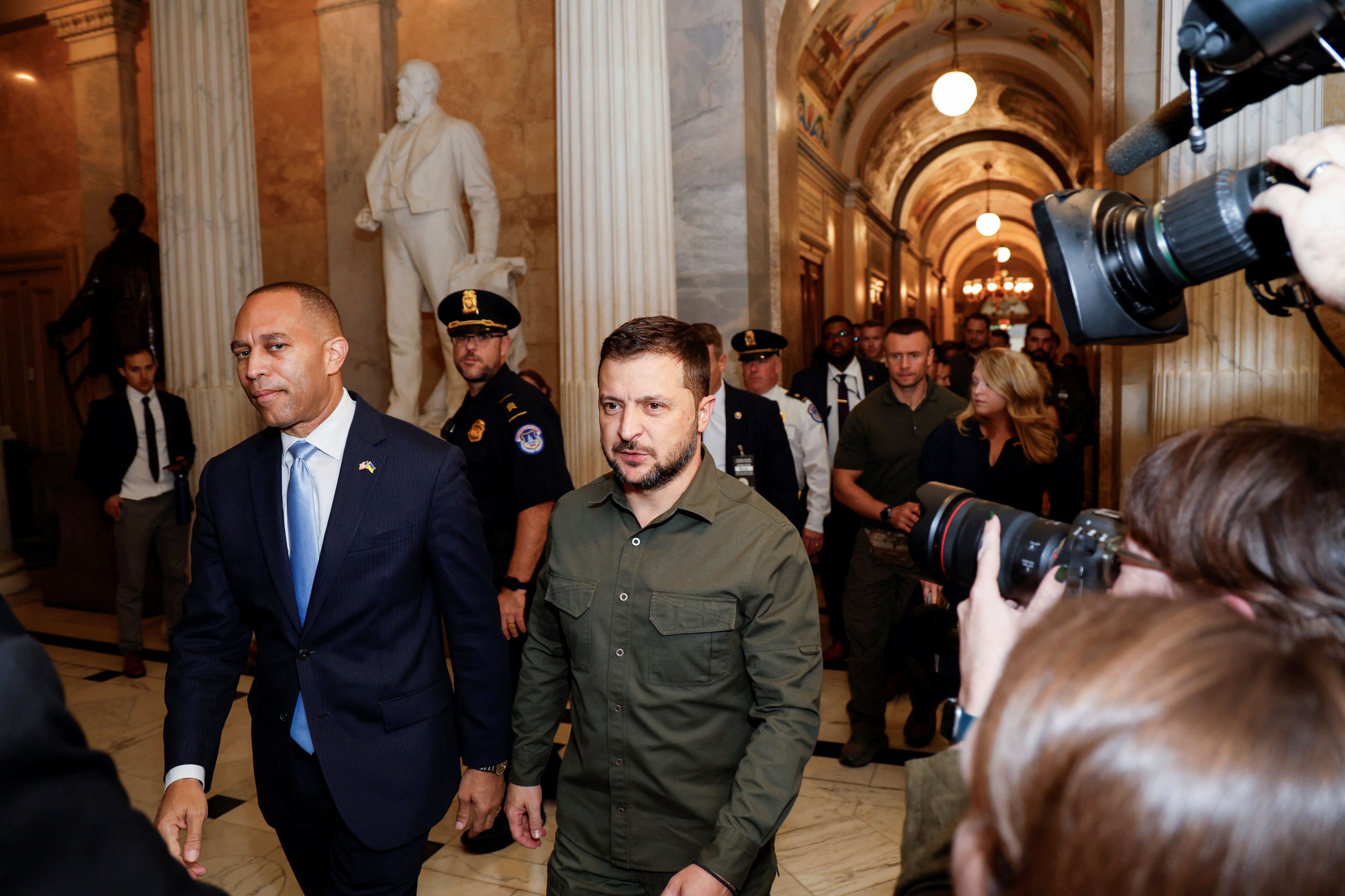 Zelensky fue recibido por el líder demócrata Hakeem Jeffries, en camino a reunirse con el líder republicano de la Cámara Baja, Kevin McCarthy (Reuters)