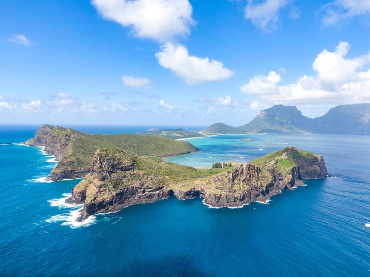 Recorrer una pequeña y apartada isla australiana (no llega a 15 kilómetros cuadrados de extensión), de orografía espectacular (es patrimonio mundial) y que solo permite el acceso de 400 visitantes al mismo tiempo, es una experiencia única. Lord Howe está a 600 kilómetros de la costa este de Australia y disfruta del arrecife de coral más meridional del mundo. En la isla no hay cobertura para celulares y todo invita a relajarse, disfrutar del buceo, ascender al monte Gower (con guía) y explorar la laguna interior en busca de tortugas