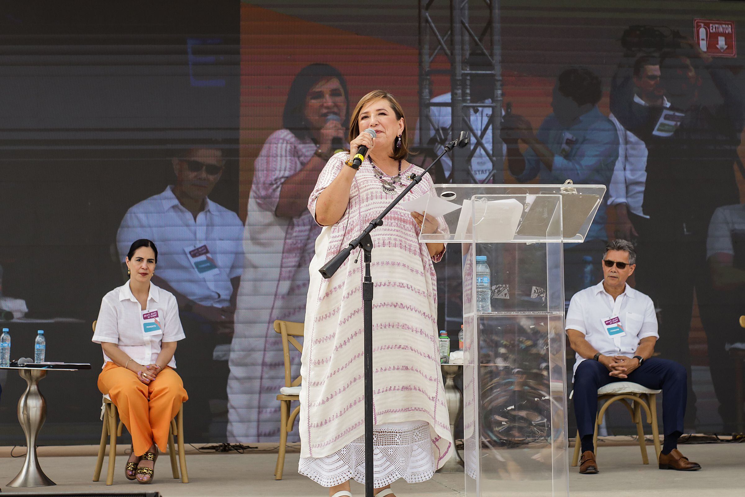 La precandidata presidencial del Frente Amplio por México, Xóchitl Gálvez (i), durante un acto en la ciudad de Tijuana, Baja California (México), este 30 de julio de 2023. EFE/Joebeth Terriquez
