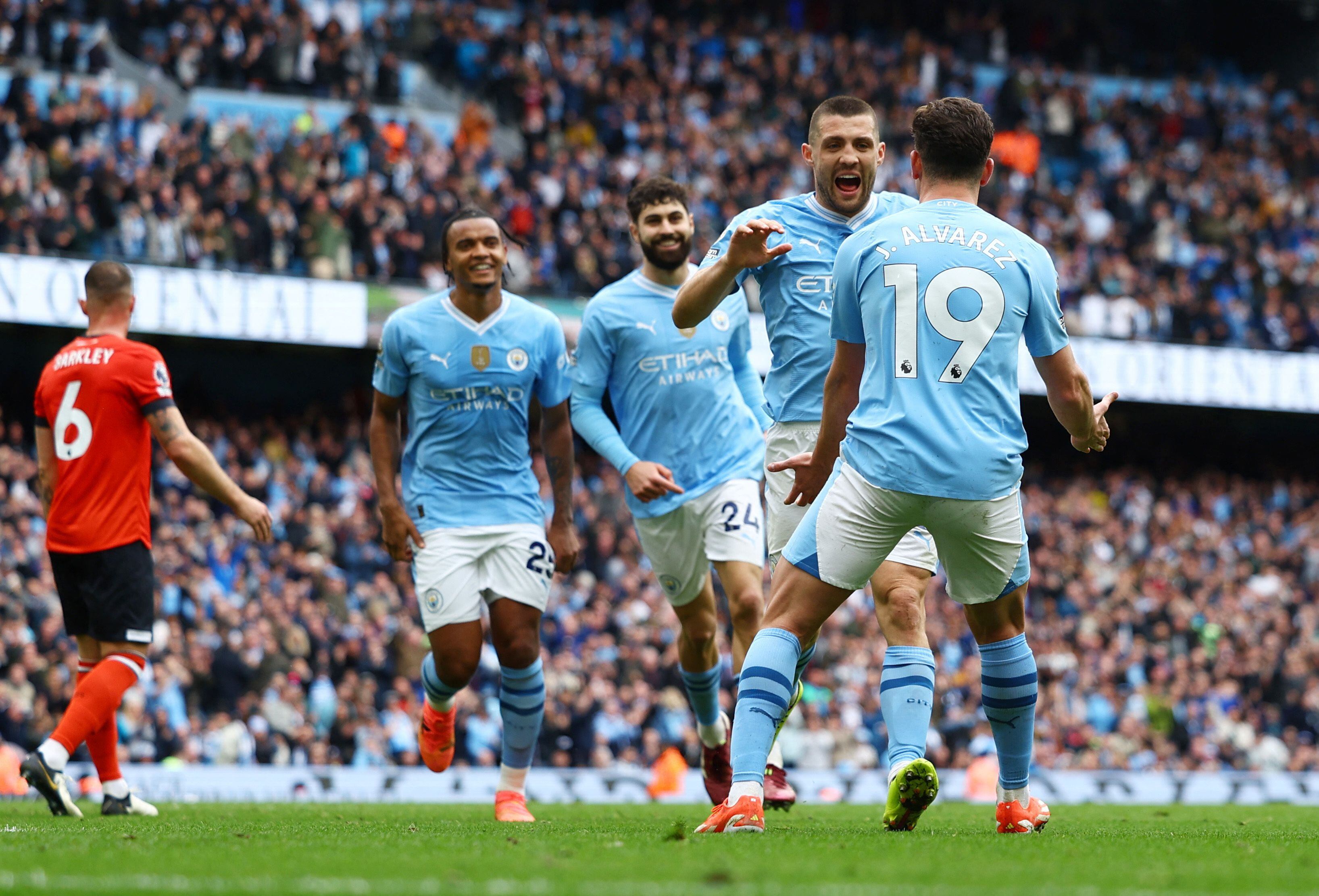 Julián Álvarez-Kovacic, la fórmula del golazo del Manchester City ante Luton (REUTERS/Molly Darlington)