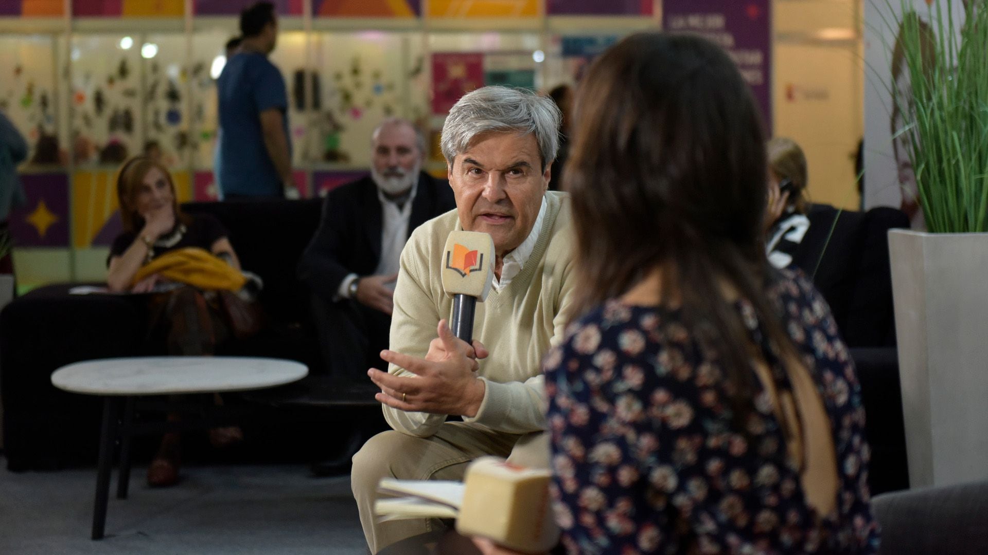 Agustín Barletti, autor de "El hambre del dragón", conversó con Belén Marinone en el stand de Leamos de la última Feria del Libro: las advertencias sobre el "peligro chino" estuvieron a la orden del día.