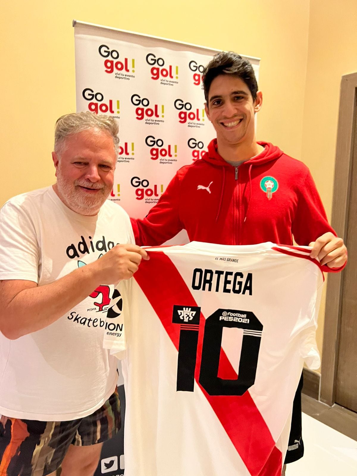 Bono recibió de regalo la camiseta de River Plate firmada por Ariel Ortega