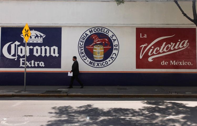 Grupo Modelo anunció que donarán 300 geles antibacteriales producidos a partir de sus cervezas (Foto: Reuters / Edgard Garrido)