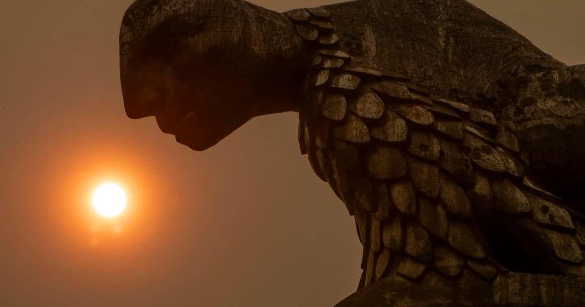 As imagens impressionantes do fumo dos incêndios em Portugal que chegaram à Galiza: céu nublado e sol vermelho