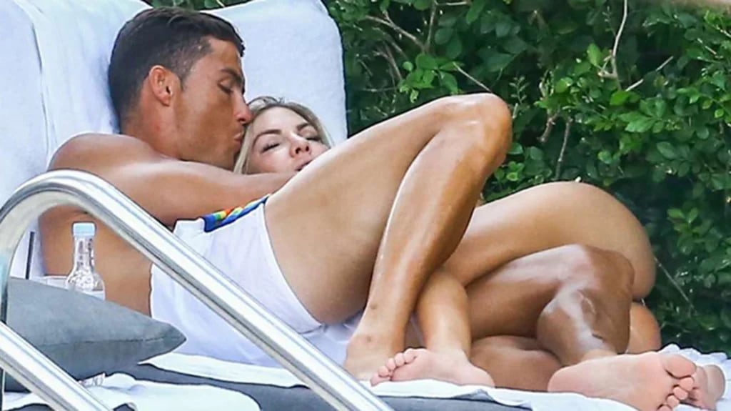 Cristiano lleno de besos a Cassandre Davis al costado de una piscina en Miami