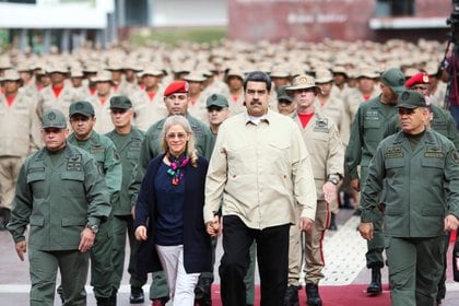 El presidente venezolano Nicolás Maduro camina con su esposa, Cilia Flores;  el ministro de Defensa, Vladimir Padrino López, y el jefe del mando operativo estratégico de las Fuerzas Armadas, Remigio Ceballos.  Dictador y ejército identificados por la ONU como responsables de crímenes de lesa humanidad en Venezuela (Reuters)