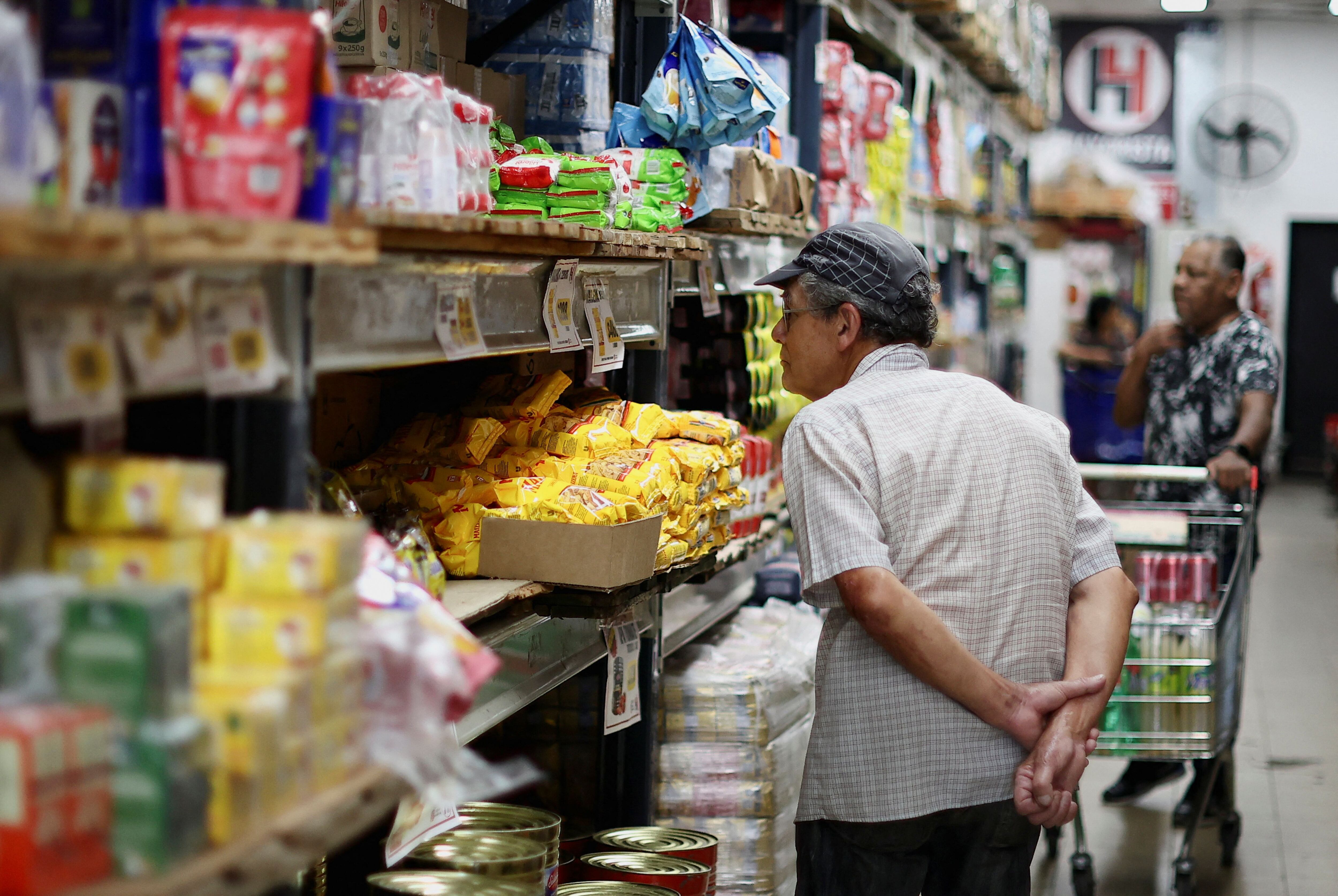 Las jubilaciones y pensiones cayeron 32,5% interanual en enero en términos reales, es decir, teniendo en cuenta la inflación (Reuters)