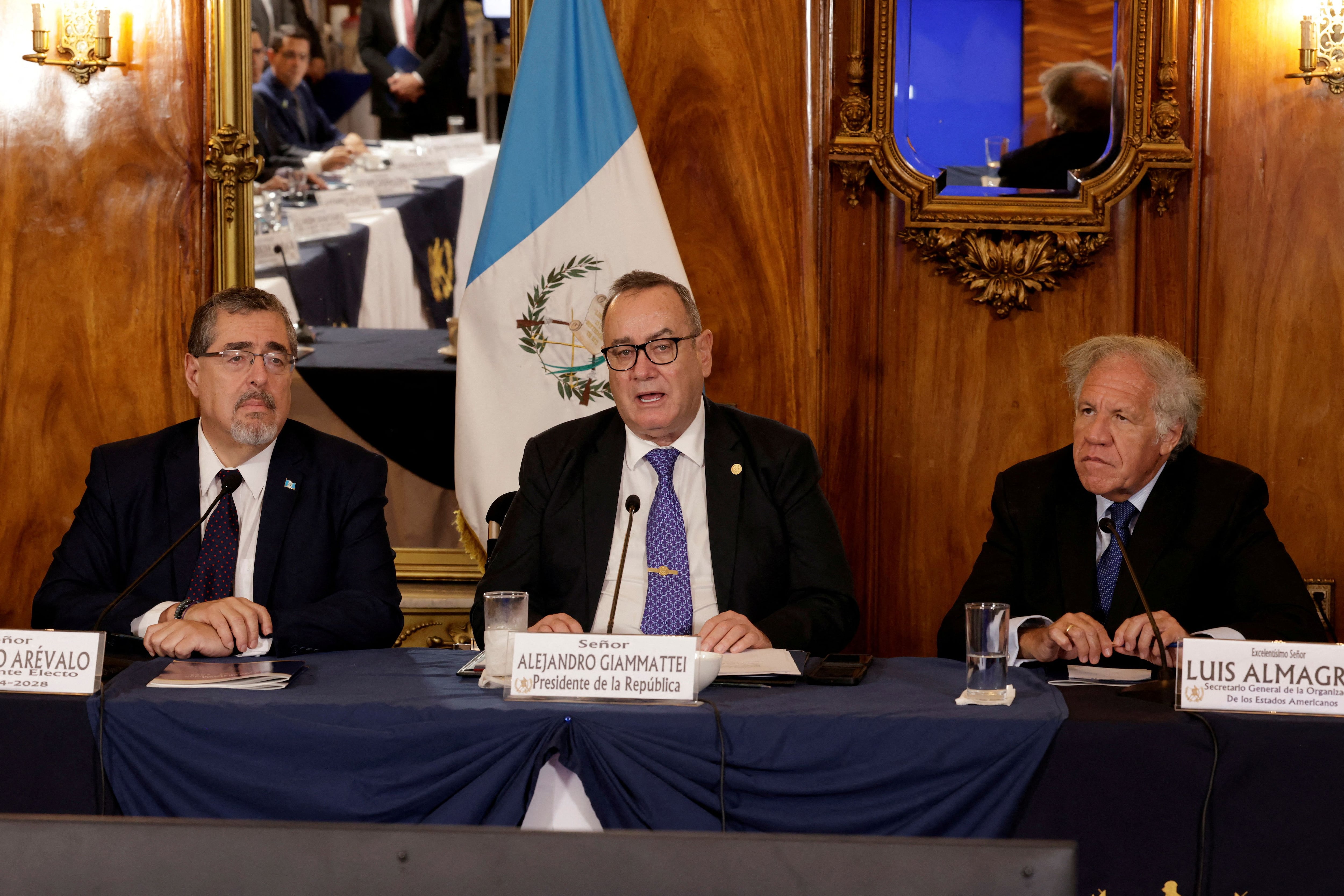 Bernardo Arévalo de León se reunió el lunes con el presidente Alejandro Giammattei y el secretario general de la OEA, Luis Almagro (Guatemala Presidency/Handout via REUTERS)