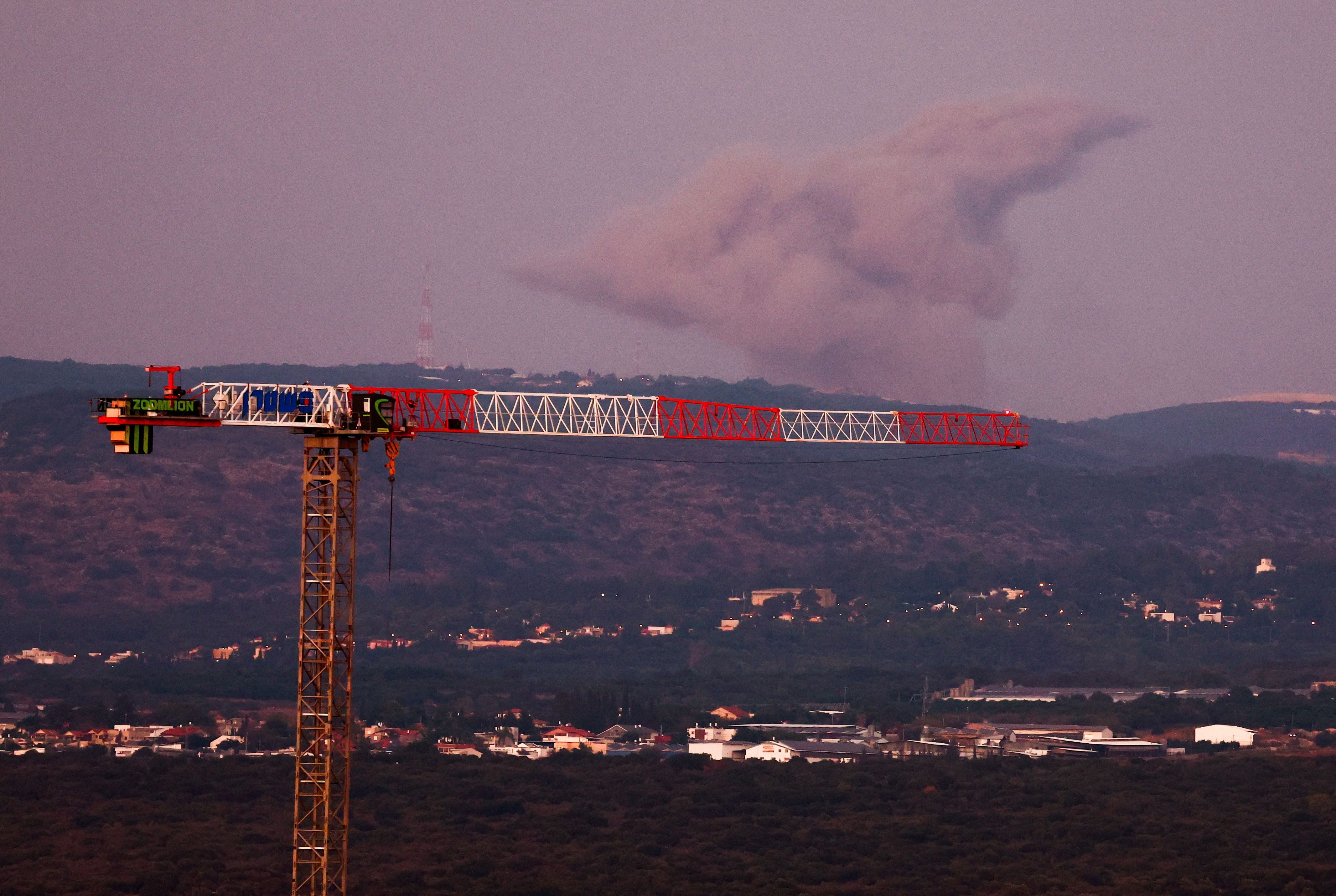 Se levanta humo tras un ataque aéreo de la Fuerza Aérea israelí en un pueblo del sur del Líbano (REUTERS/Gonzalo Fuentes)