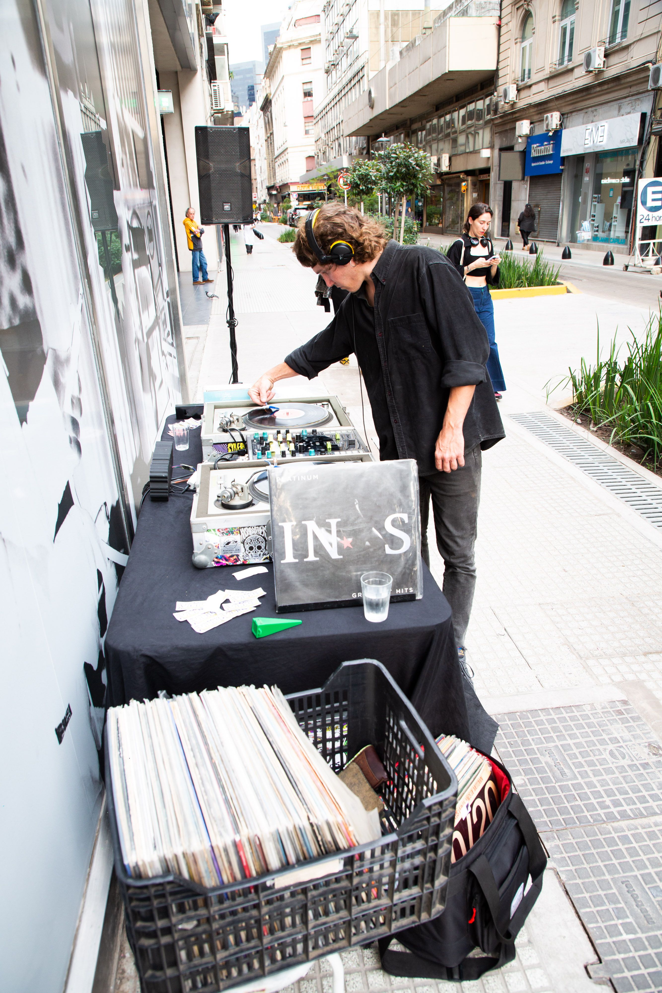 Vinilos en la vereda en la exhibición de Benjamín Ossa 