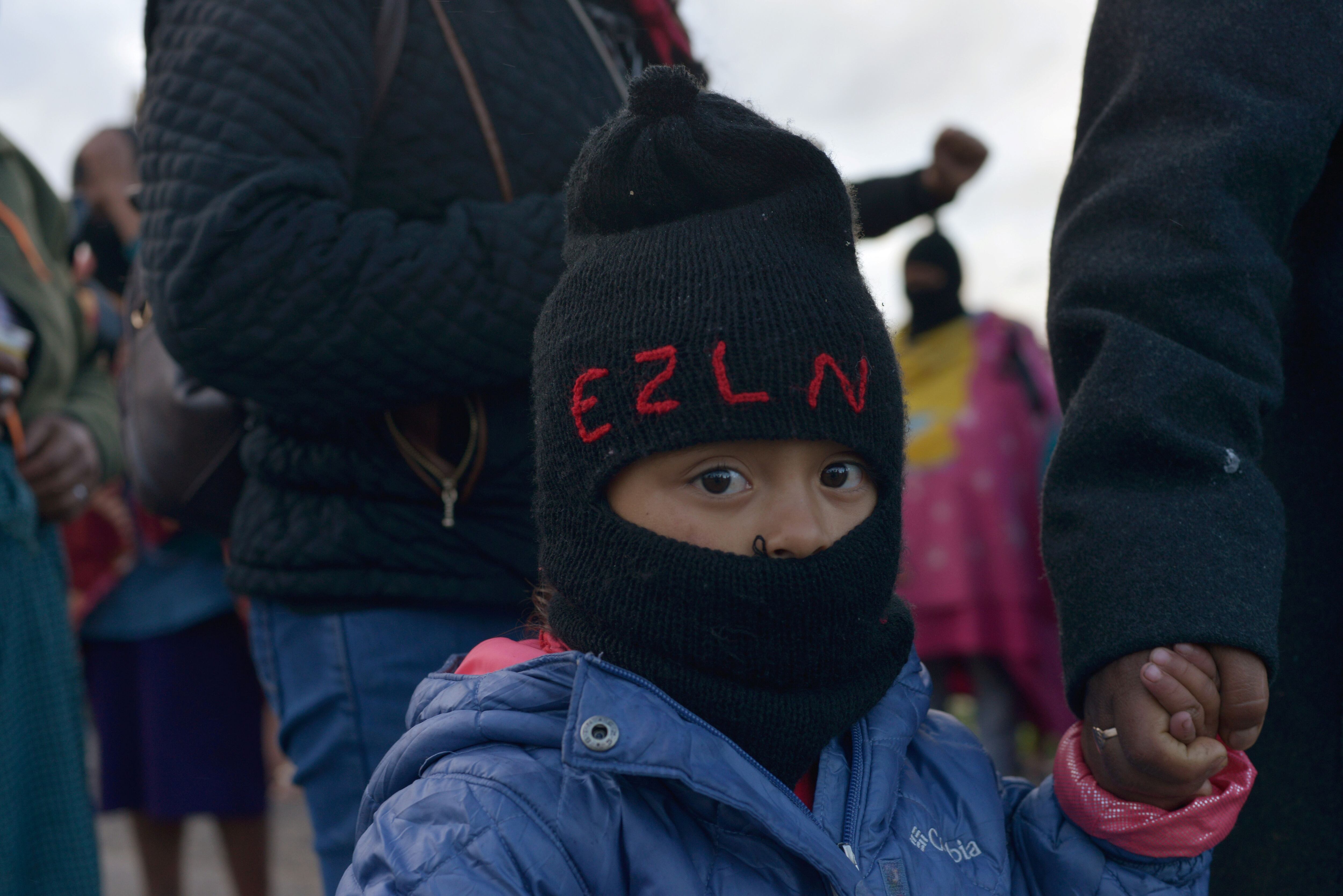 Un niño es visto con mujeres del EZLN durante la protesta "Un día sin mujeres", en Amatenango del Valle en 2020 (Foto: Reuters) 