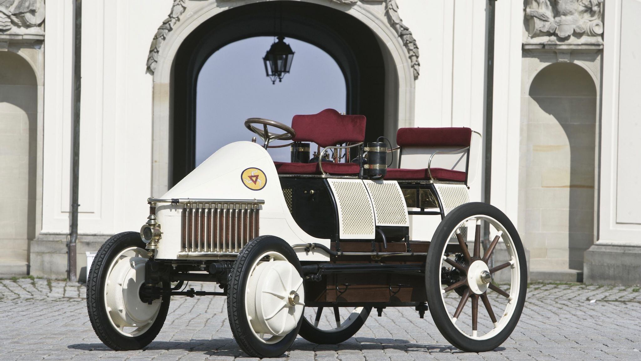 Imagen  del coche de carreras Lohner-Porsche, de 1900 para ilustrar el uso de la rueda. (Foto: Porsche AG/dpa)