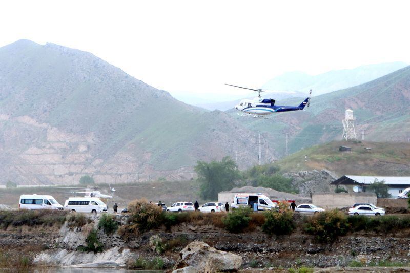 El helicóptero que transportaba al presidente iraní, Ebrahim Raisi, despega, antes de estrellarse, en la frontera entre Irán y Azerbaiyán, Mayo 19, 2024 (Ali Hamed Haghdoust/IRNA/WANA vía REUTERS)