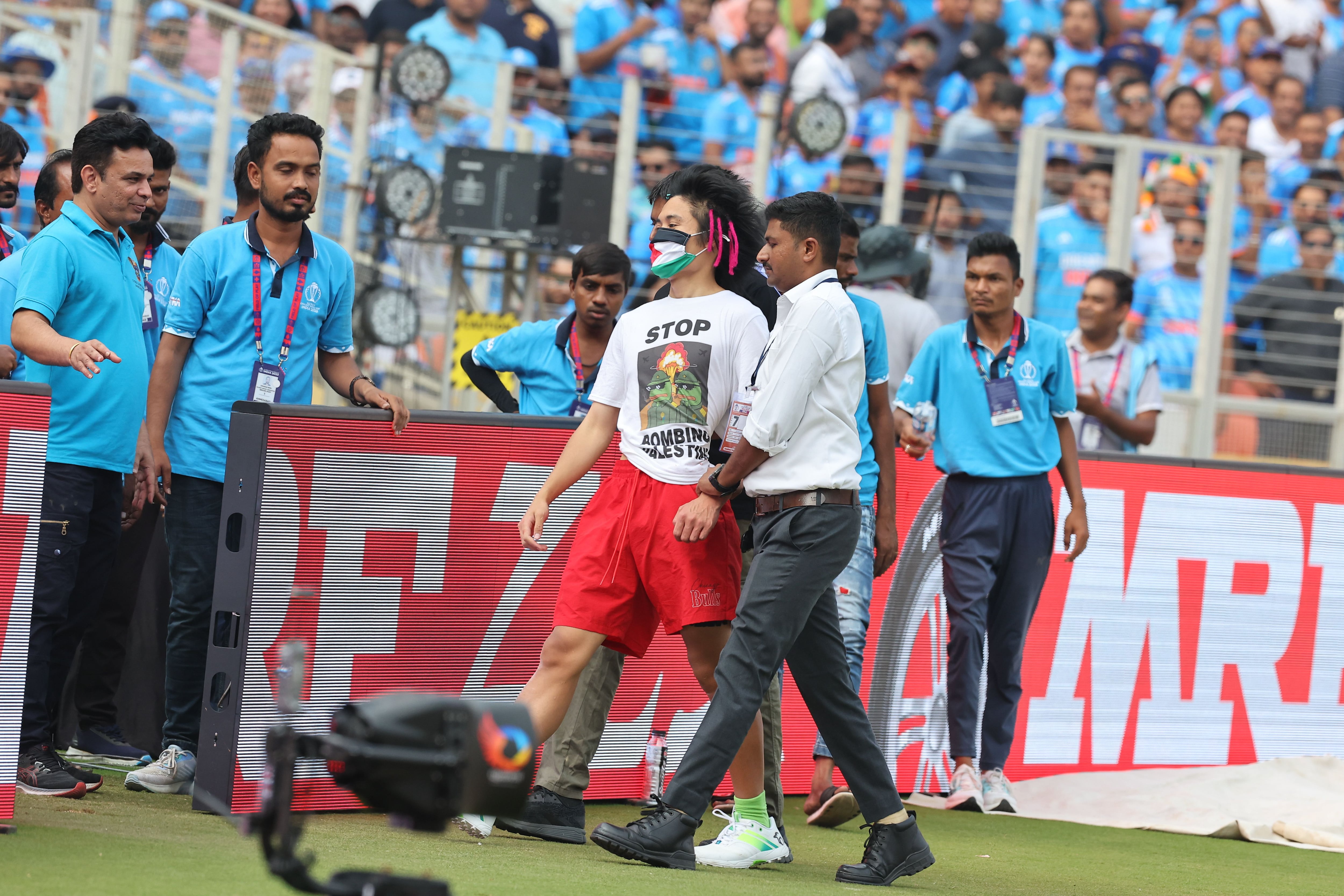 Un activista propalestino interrumpe la final del Mundial de Críquet, celebrada en India