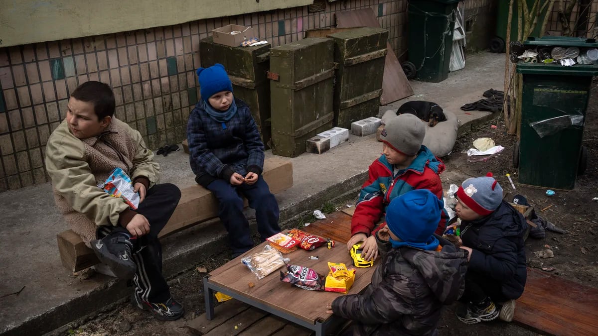 “Reeducación” y lavado de cerebro: así es el brutal adoctrinamiento ruso sobre unos 20 mil niños ucranianos secuestrados