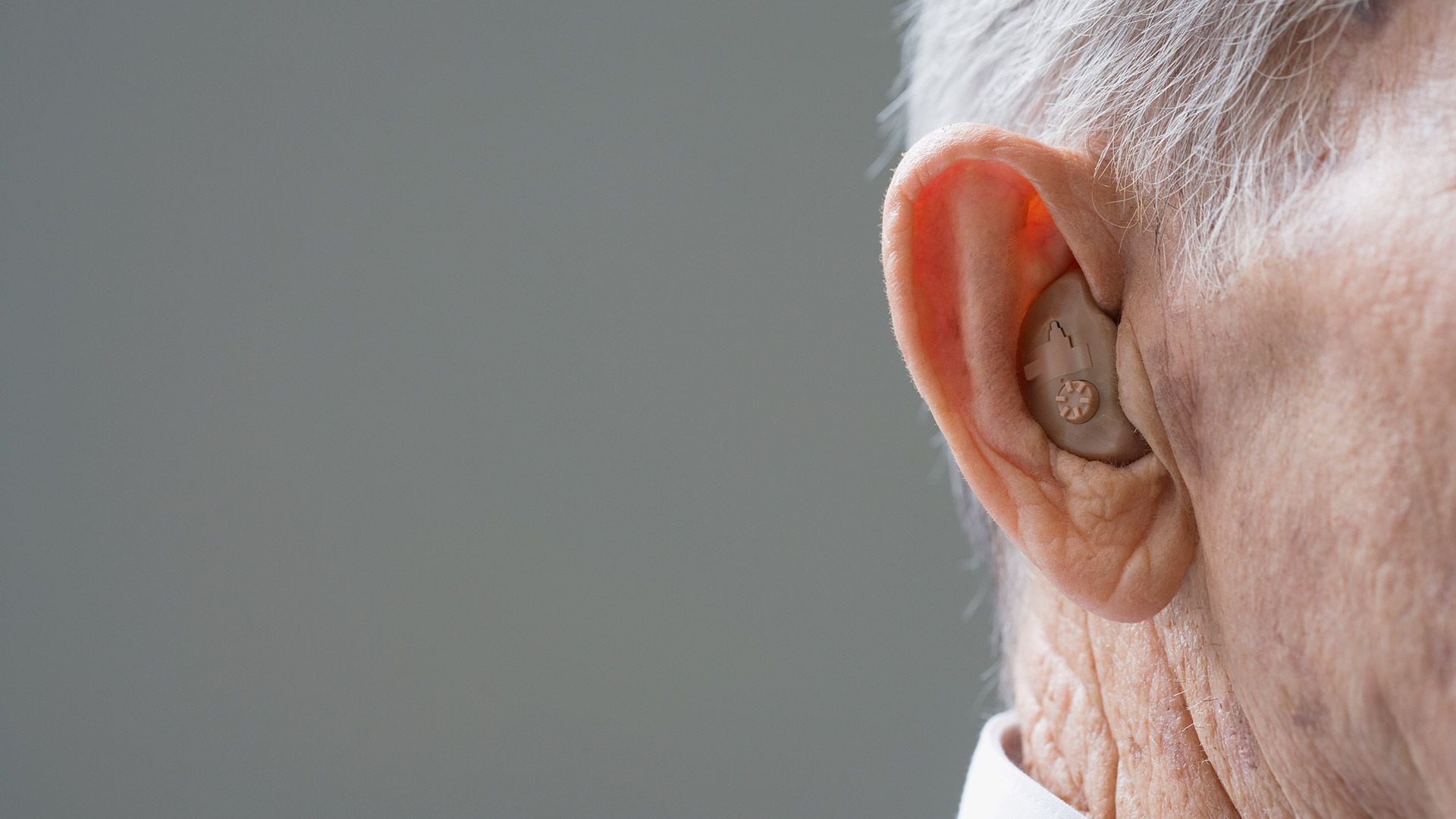 La pérdida de audición relacionada con la edad casi duplica el riesgo de demencia, mostró un informe reciente. Por eso el audífono tiene función preventiva