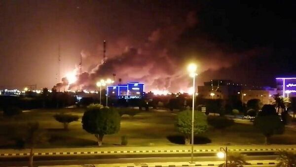 Captura de un video que muestra el incendio en una de las refinerías luego del ataque (Twitter)