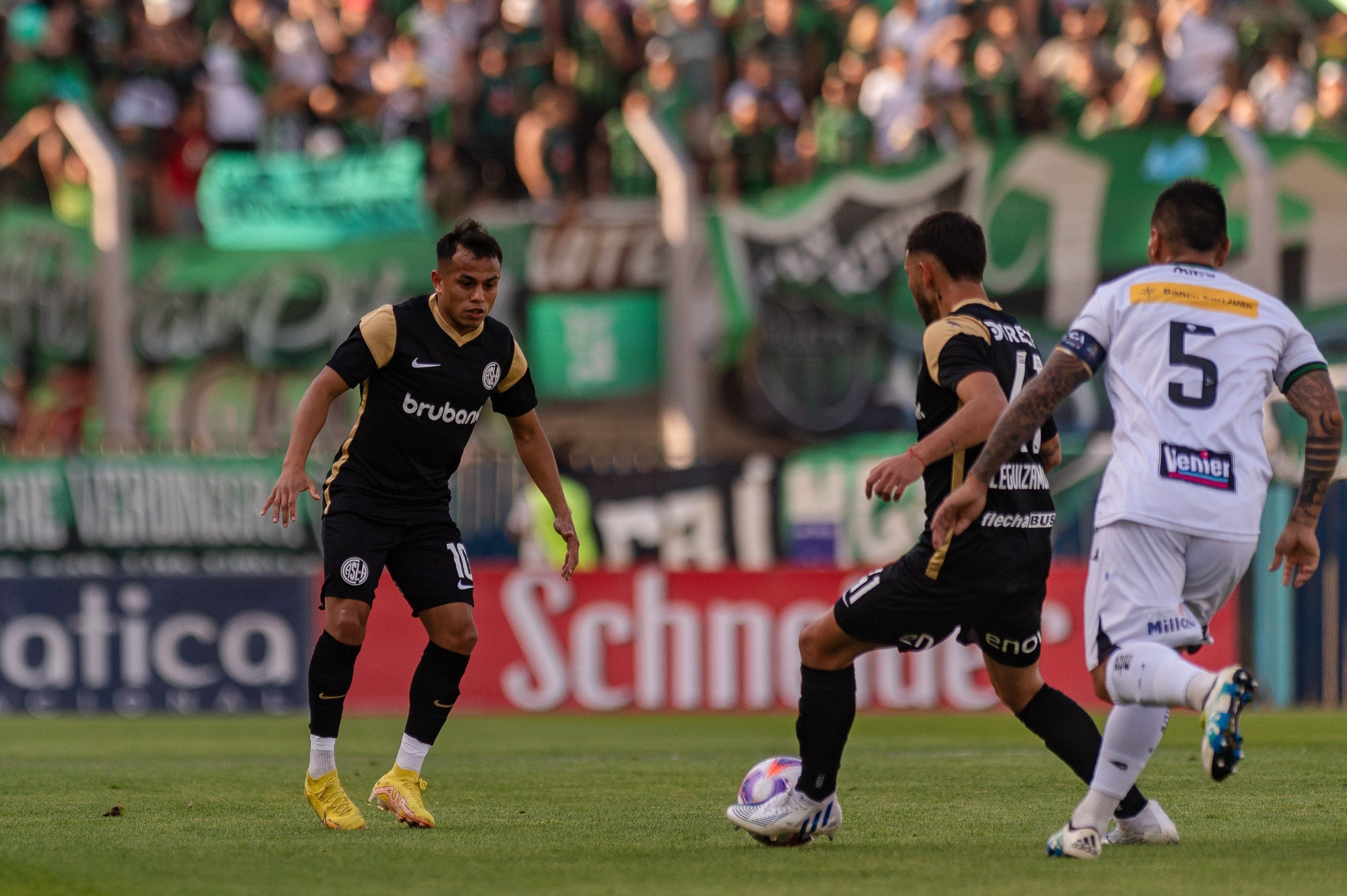 Nahuel Barrios a punto de recibir la pelota en el duelo de Copa Argentina entre San Lorenzo y San Martín de San Juan (@SanLorenzo)