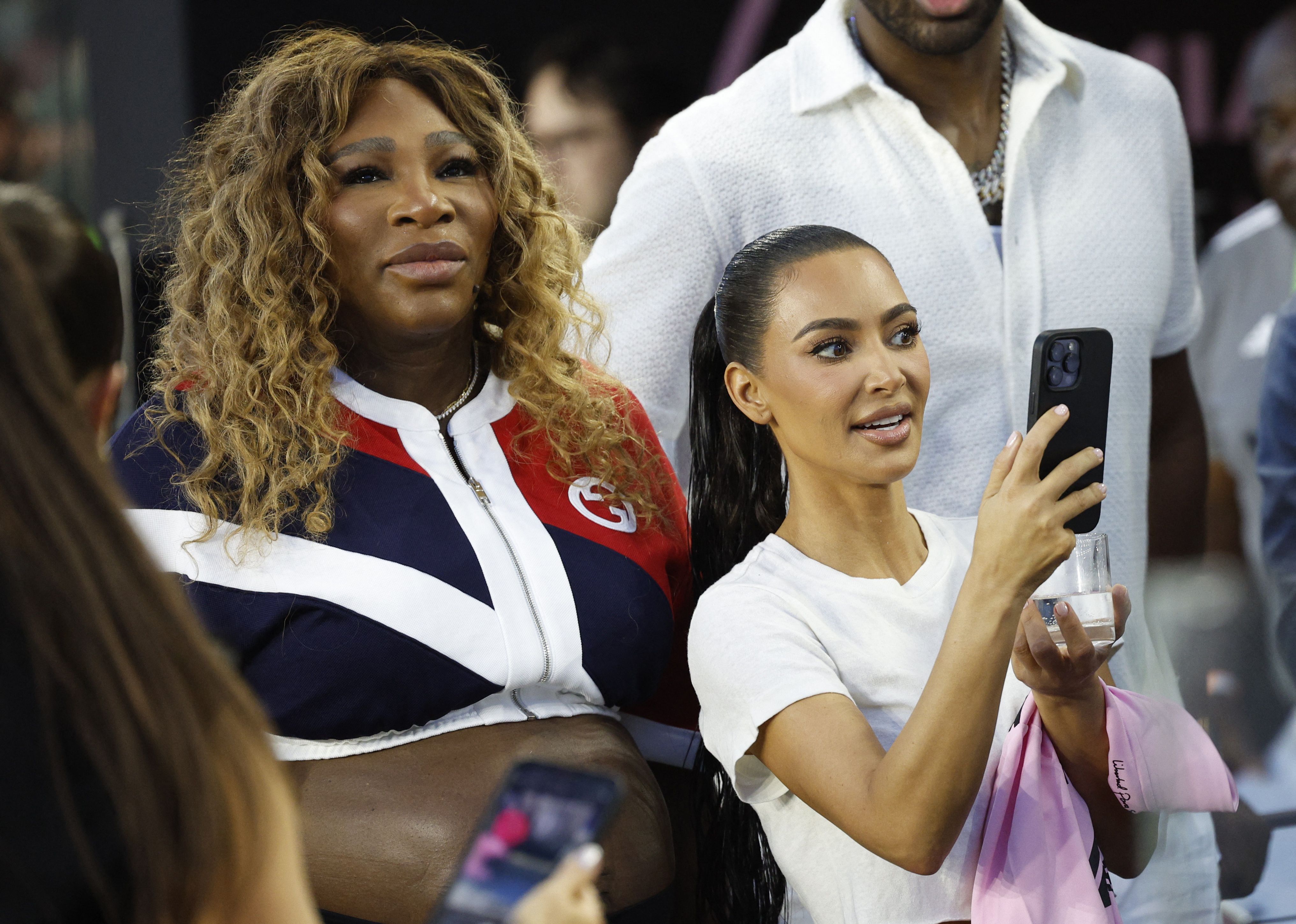 Serena Williams y Kim Kardashian en el estadio (Foto: Reuters/Marco Bello)