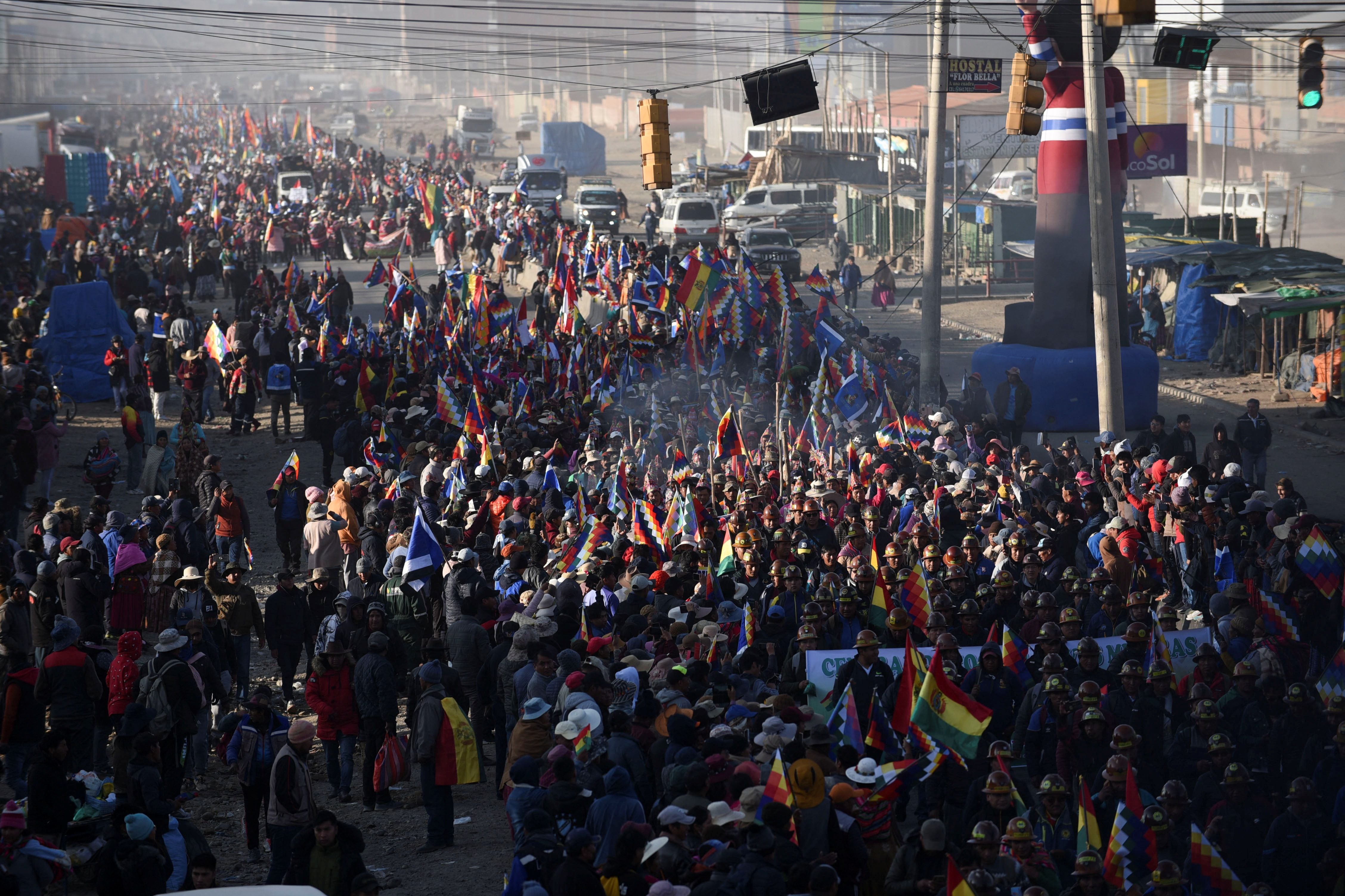 Los seguidores de Evo Morales caminan en El Alto, el 23 de septiembre de 2024. REUTERS/Claudia Morales