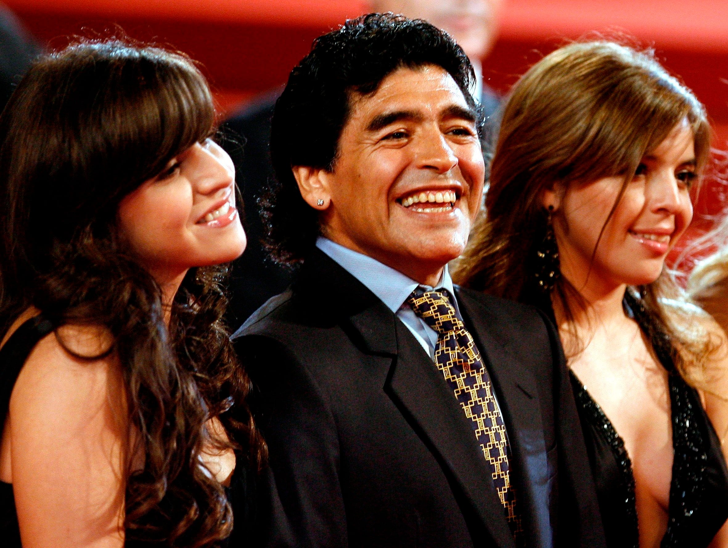 Recuerdo. Diego Maradona junto a sus hijas Dalma (d) y Gianinna (i) (EFE/Guillaume Horcajuelo/Archivo) 