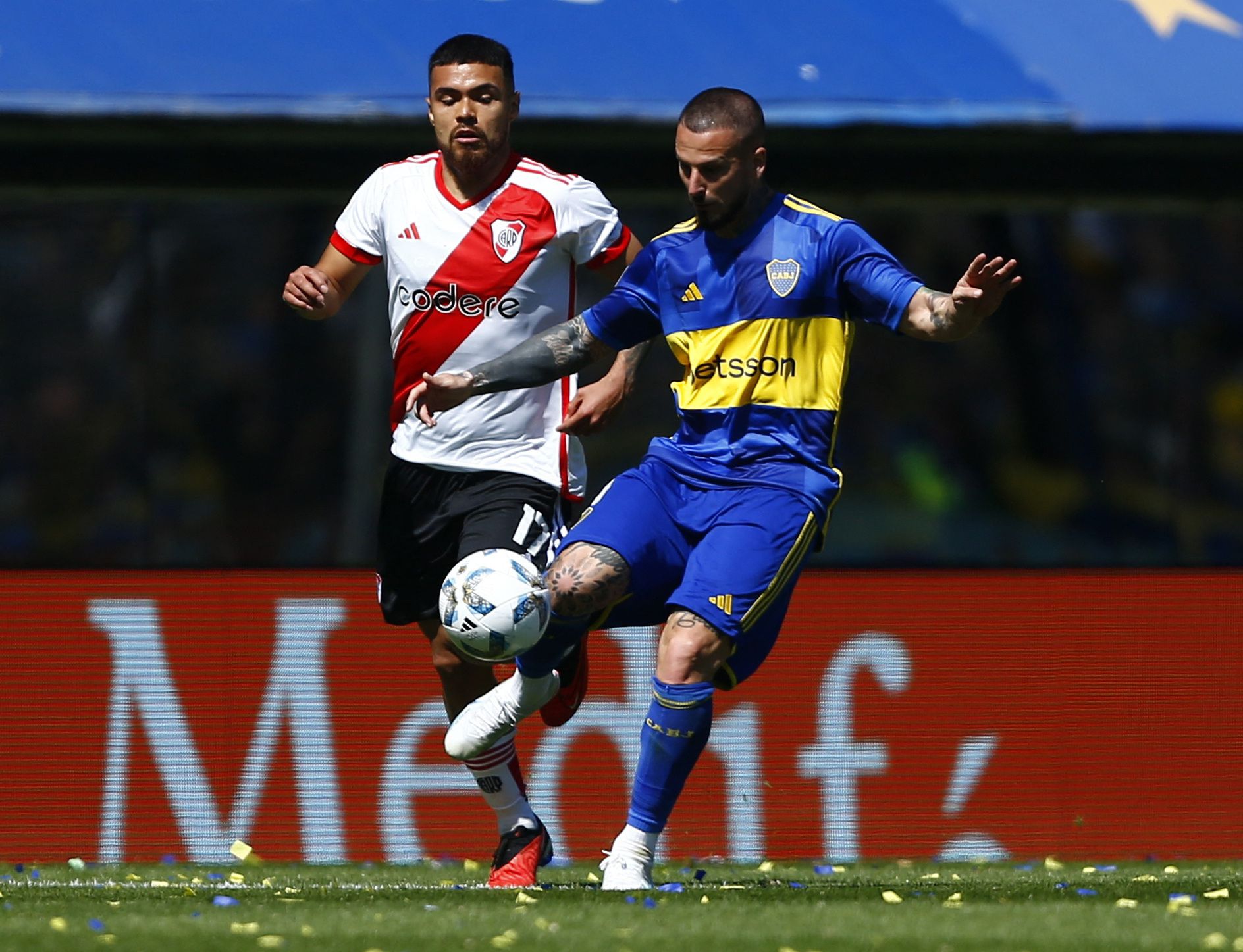 Dario Benedetto fue uno de los jugadores de Boca que más intentó en el primer tiempo ante River (REUTERS/Cristina Sille)